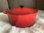 Le Creuset grote stoofpan met deksel in kersenrood, 28 cm, Huis en Inrichting, Ophalen of Verzenden, Zo goed als nieuw, Gietijzer