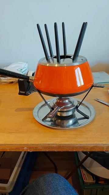 Fonduestel met borden en vorkjes beschikbaar voor biedingen