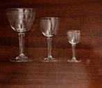 Set 17 antieke glazen gegraveerd glas wijnglas druppelglas, Antiek en Kunst, Ophalen of Verzenden