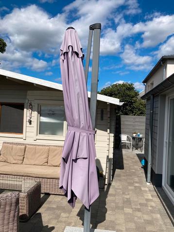 Zweefparaplu 3x3 m + voet beschikbaar voor biedingen