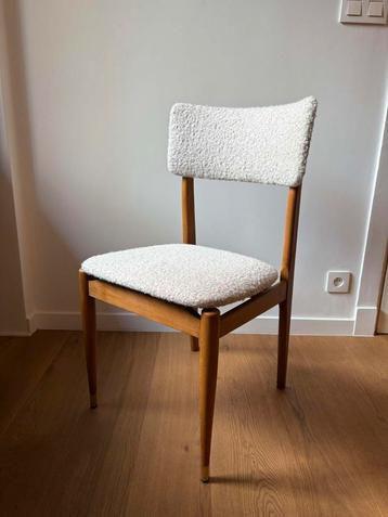 Set van 4 houten stoelen en witte lussen beschikbaar voor biedingen