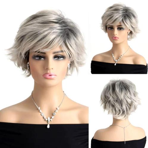 Vlotte pruik modern kapsel kort haar grijsblond in laagjes, Handtassen en Accessoires, Uiterlijk | Haarverzorging, Nieuw, Pruik of Haarverlenging