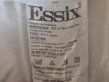 2 synthetische dekbedden 130 x 185 cm beschikbaar voor biedingen