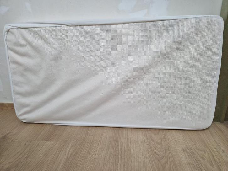 Babybed matras + matrasbeschermer Ikea, Kinderen en Baby's, Babywiegjes en Ledikanten, Zo goed als nieuw, Overige typen, Ophalen