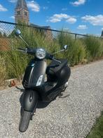 Vespa Primavera S 50cc B-klasse + 2x Sym helmen, Fietsen en Brommers, Scooters | Vespa, Ophalen, Gebruikt, Vespa S, Klasse B (45 km/u)
