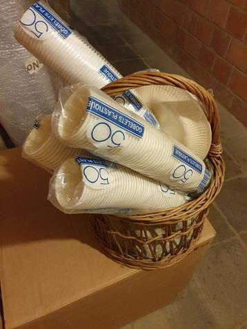 Kartonnen bekers en borden beschikbaar voor biedingen