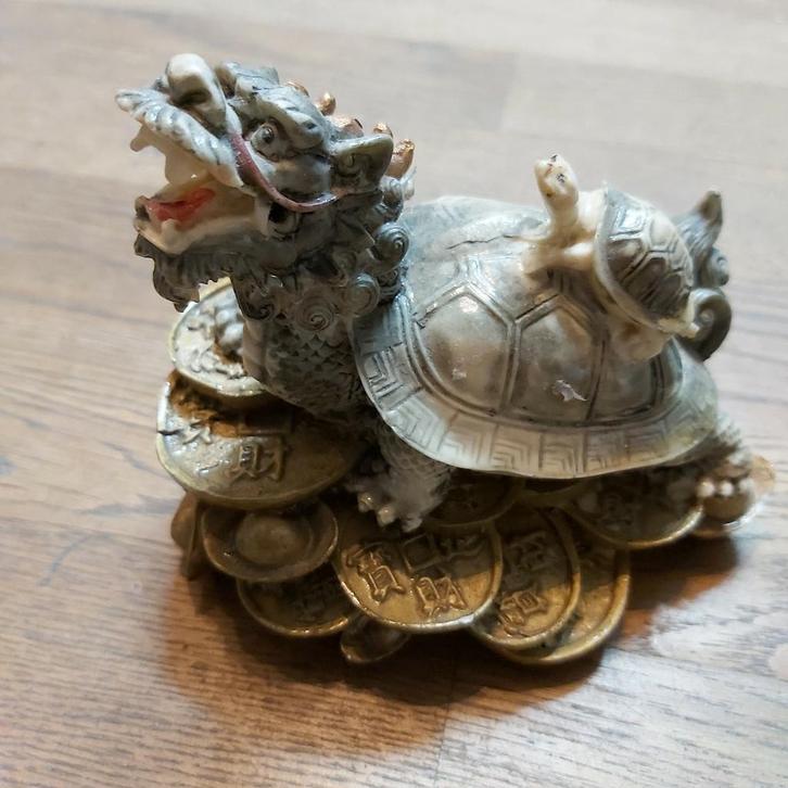 Beeld in resine  schildpad draak 10 cm lang, Antiek en Kunst, Kunst | Niet-Westerse kunst, Ophalen of Verzenden