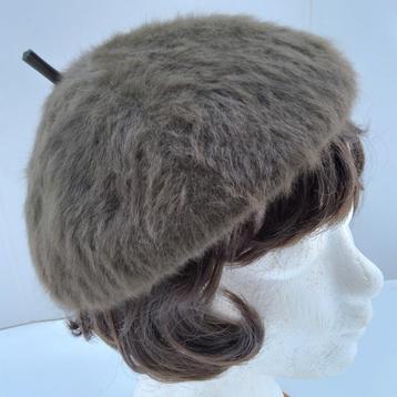 Donkergroene baret in mohairwol.  beschikbaar voor biedingen