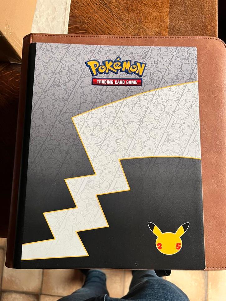 Pokemon celebrations masterset incompleet met veel extra’s, Hobby en Vrije tijd, Verzamelkaartspellen | Pokémon, Zo goed als nieuw