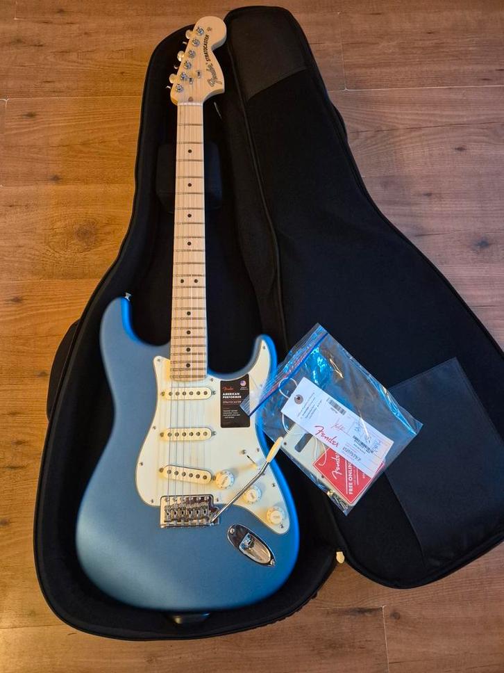 Fender American Performer Stratocaster Lake Placid Blue, Muziek en Instrumenten, Snaarinstrumenten | Gitaren | Elektrisch, Fender