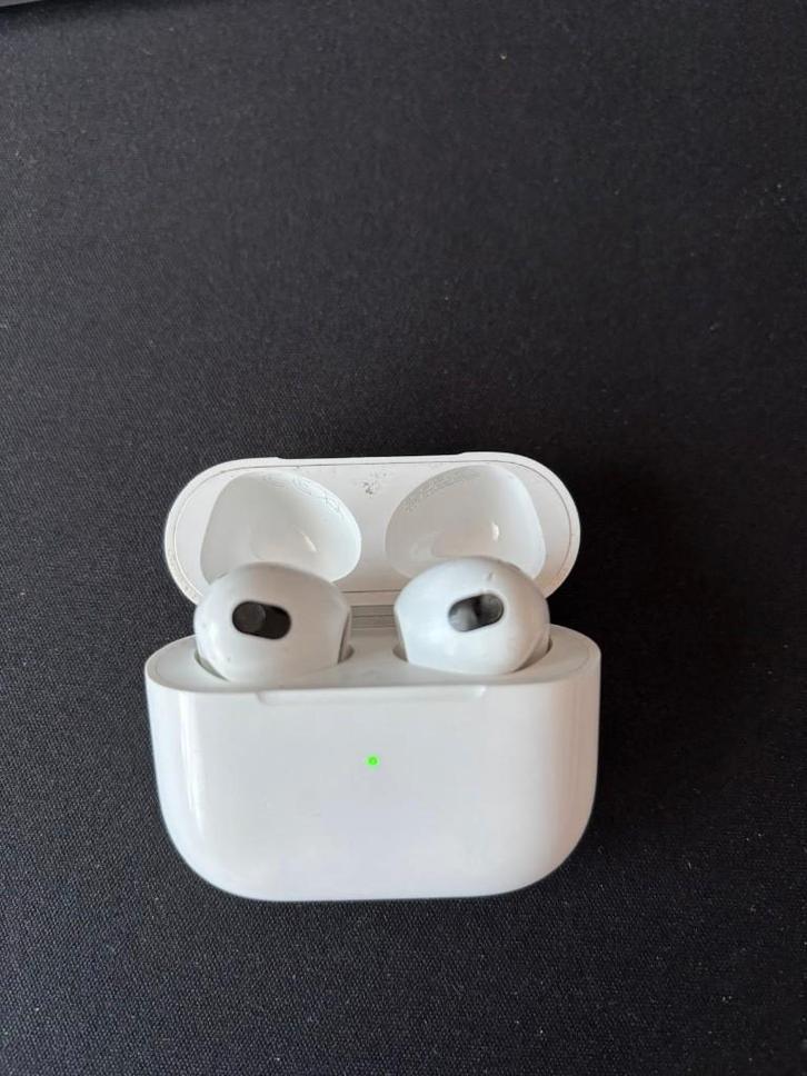 Apple AirPods 3e generatie + kabel + hoesje, Telecommunicatie, Mobiele telefoons | Oordopjes, Zo goed als nieuw, Apple, Wit, Actieve ruisonderdrukking