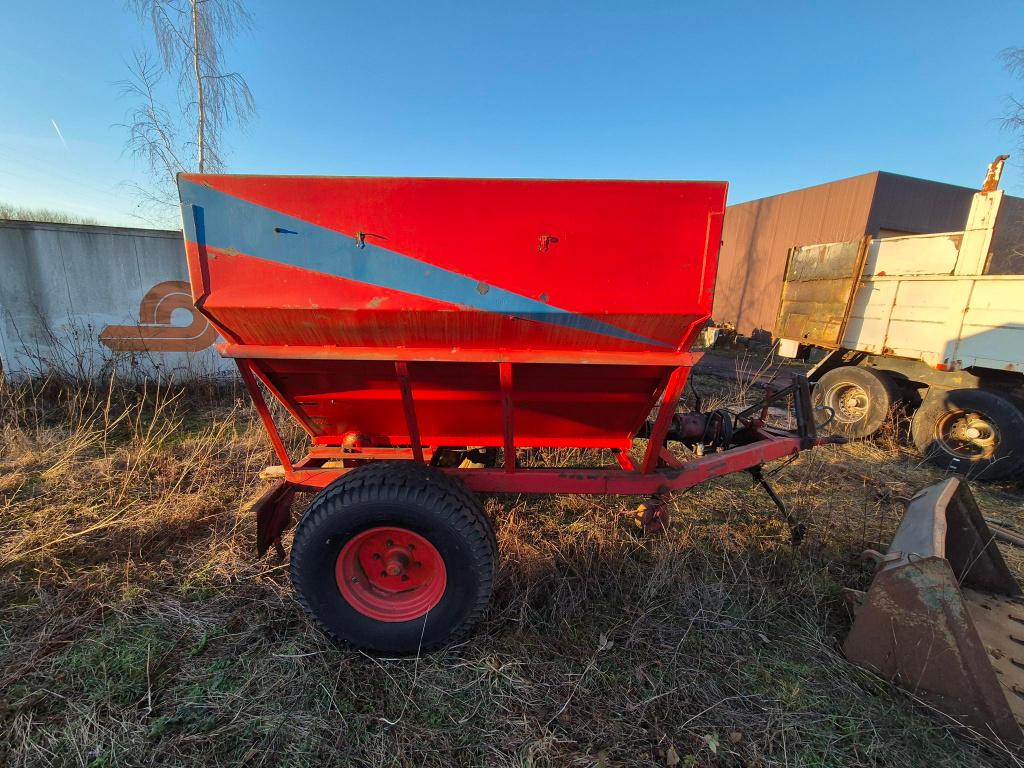 Semoir à engrai VICON  3000L sur roues, Enlèvement, Utilisé