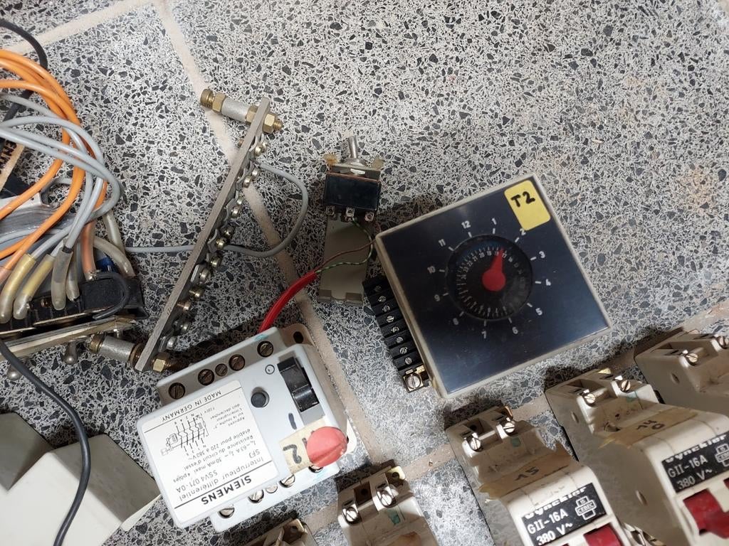 Lot de composants électriques — automates, relais, minuterie, Hobby & Loisirs créatifs, Composants électroniques, Utilisé, Enlèvement ou Envoi