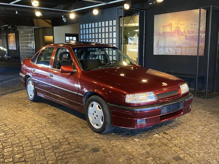 Opel Vectra 2000 16V (bj 1990), Auto's, Oldtimers, Bedrijf, Te koop, Opel, Benzine, Berline, Handgeschakeld, Rood