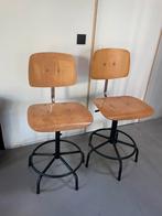 2 Vintage school / labo stoelen, Huis en Inrichting, Ophalen, Gebruikt, Met voetsteun, Hout
