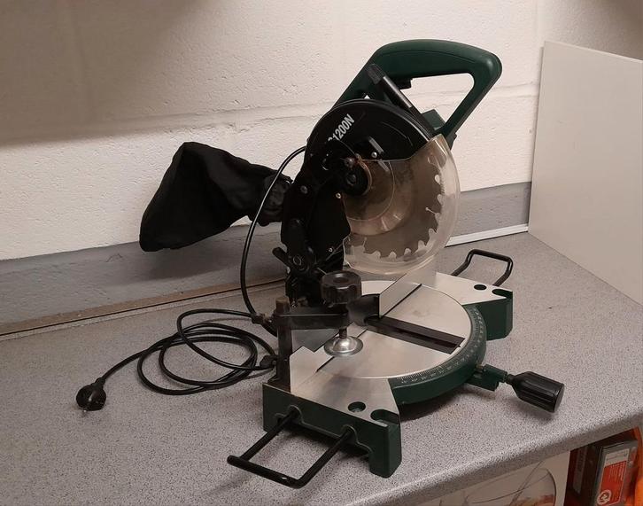 Scie à onglet, Bricolage & Construction, Outillage | Scies mécaniques, Scie à onglet, Enlèvement