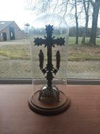 Antiek neogotisch kruisbeeld onder stolp – gemerkt DEP (ca., Enlèvement, Verre