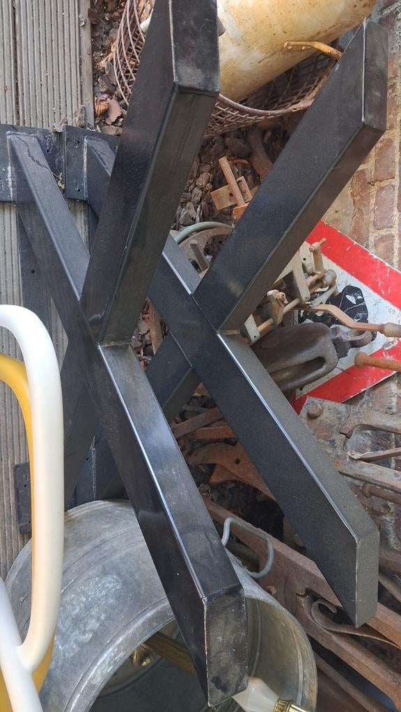 Tafelpoten, grote zware smeedijzeren tafelpoten., Ophalen