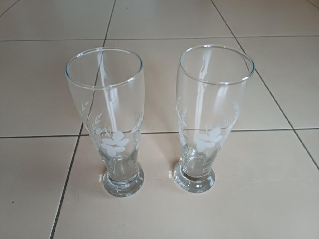 Twee grote bierglazen met beschildering, Ophalen of Verzenden