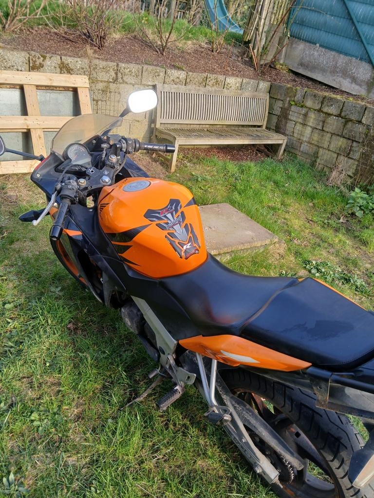 Honda Cbr125 rijdt niet + 2 banden + akrapovic uitlaat, Motoren, Ophalen