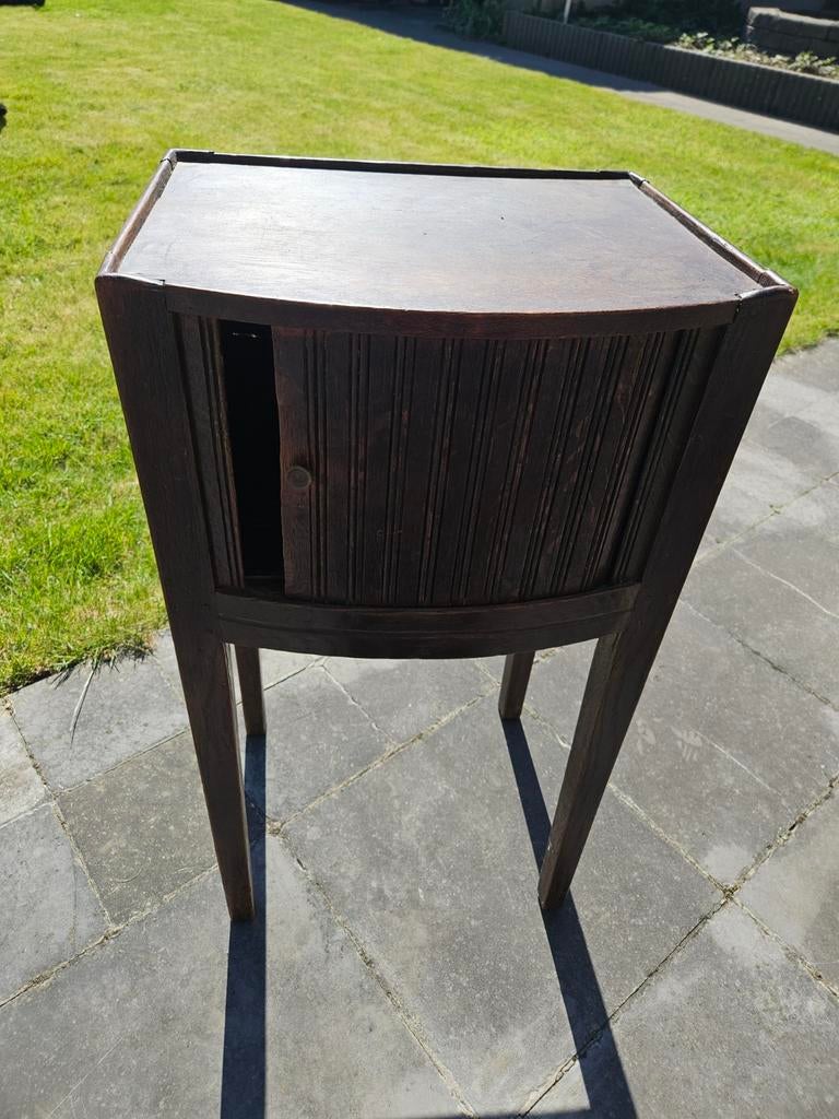 Table de chevet ancienne avec porte à volet. Parfait état., Enlèvement