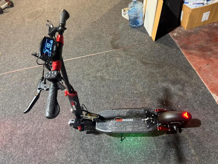 Trotinette electrique neuf que 5 km au compteur, Fietsen en Brommers, Steps, Zo goed als nieuw, Ophalen