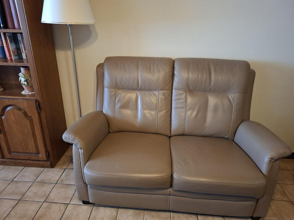 Lederen salon, Ophalen, Zo goed als nieuw