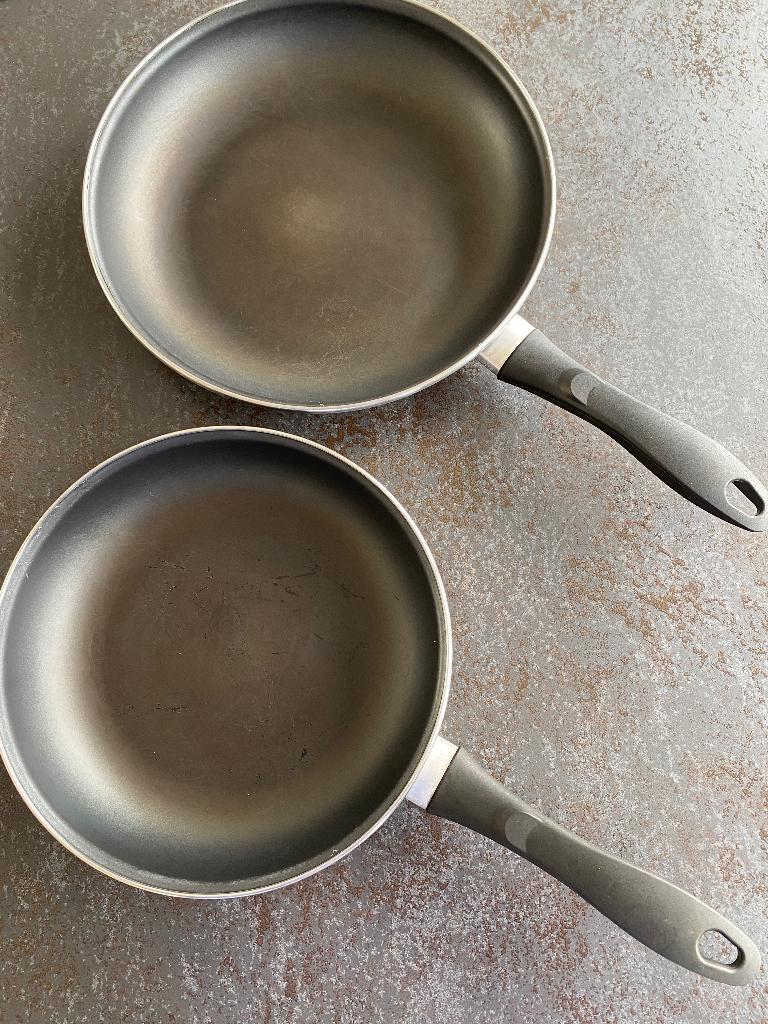 2 pannen / braadpannen, Ophalen