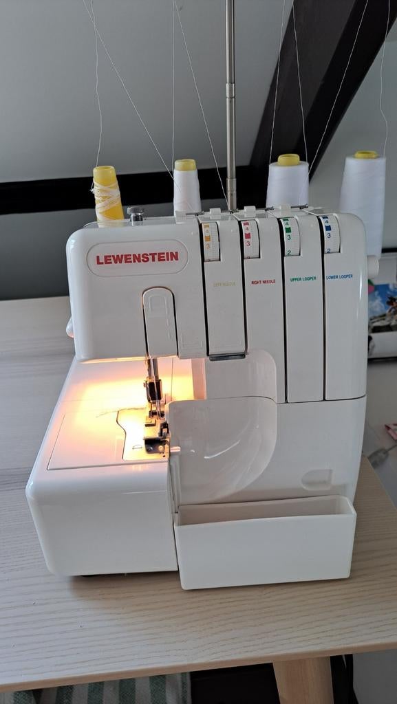 Overlock Lewenstein zoekt nieuw baasje!, Hobby & Loisirs créatifs, Machines à coudre & Accessoires, Enlèvement, Lewenstein