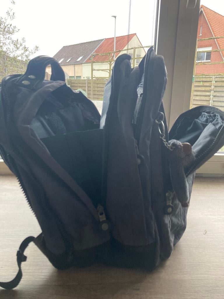 Kipling boekentas, Ophalen