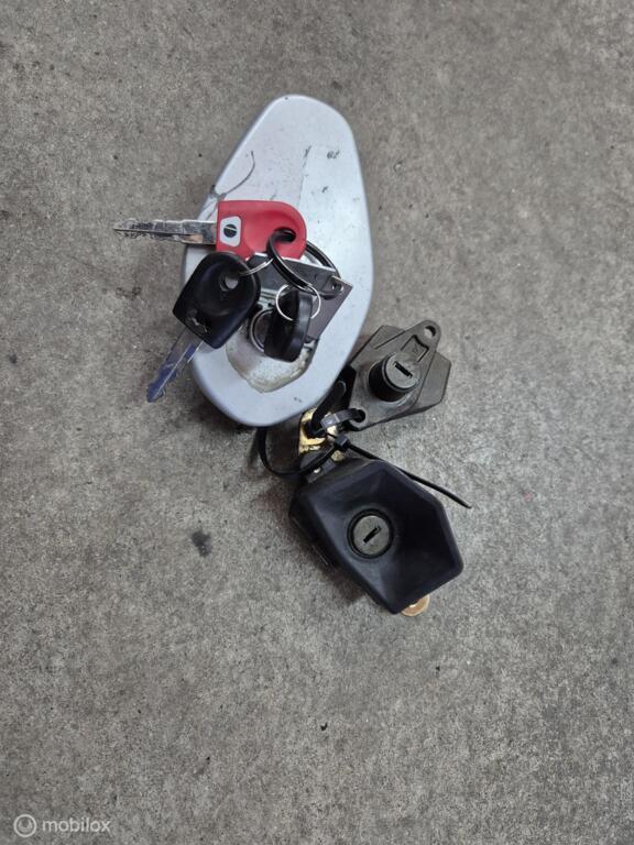 Tankdop buddyslot slot zijkap multistrada 3 sleutels 999 749, Motos, Pièces | Ducati, Enlèvement ou Envoi, Factorystore.service@ducati.com