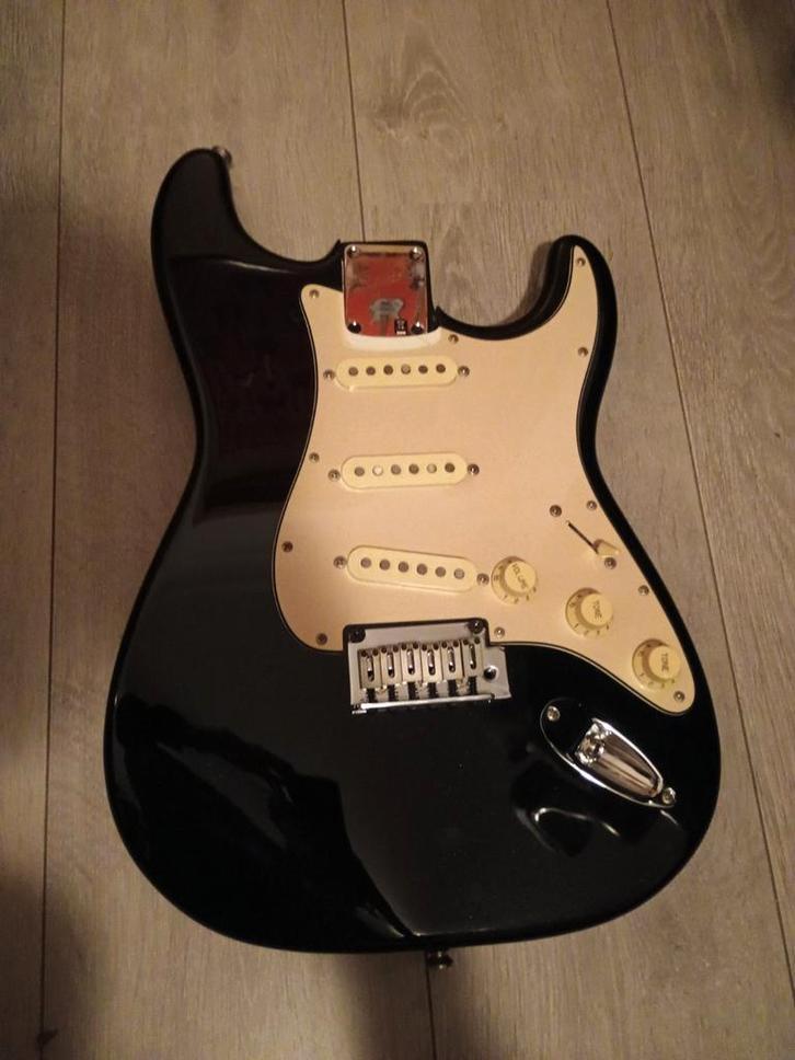 Squier standard series stratocaster in metallic zwart, Muziek en Instrumenten, Snaarinstrumenten | Gitaren | Elektrisch, Gebruikt