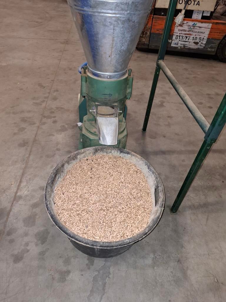 Pelletpers met alle toebehoren voor de productie v pellets, Ophalen