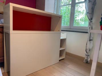 Kast (wit met rood accent, uitschuifbaar rek) beschikbaar voor biedingen