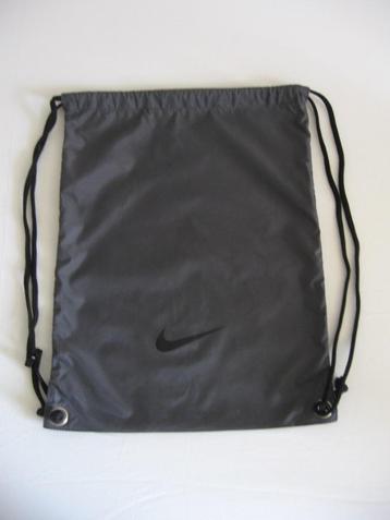 Donkergrijs rugzakje van Nike, 35 cm x 43 cm beschikbaar voor biedingen
