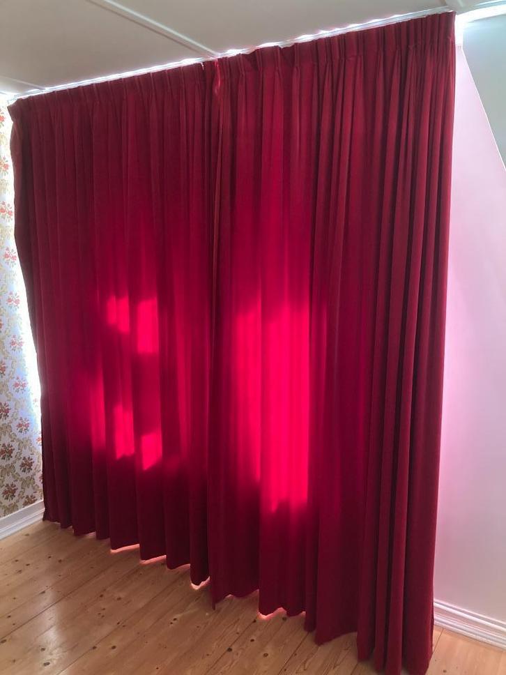 2 rode velours gevoerde gordijnen Twin Peaks 2x B1.75 H2.60, Huis en Inrichting, Stoffering | Gordijnen en Lamellen, Zo goed als nieuw