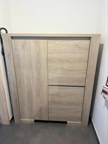 Kast te koop beschikbaar voor biedingen