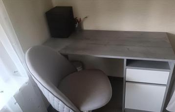 Bureau met stoel beschikbaar voor biedingen