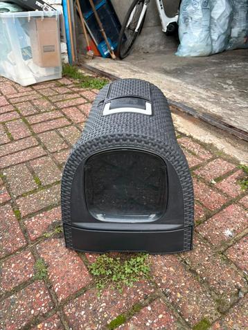 Kattenbak curver beschikbaar voor biedingen