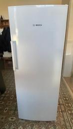 Grote witte koelkast op onderstel (Bosch), Ophalen, 200 liter of meer, 140 tot 160 cm, 45 tot 60 cm