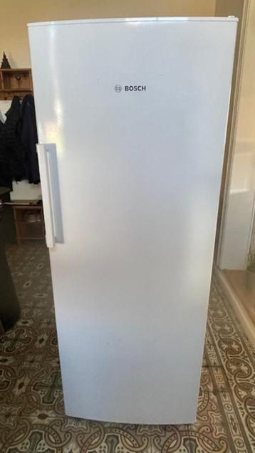 Grote witte koelkast op onderstel (Bosch) beschikbaar voor biedingen