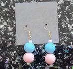 Licht blauw en roze oorbellen, Bijoux, Sacs & Beauté, Boucles d'oreilles, Bleu, Autres matériaux, Pendantes, Enlèvement ou Envoi