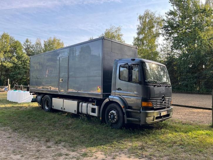 Paardenvrachtwagen met optie laden koets, Auto's, Vrachtwagens, Bedrijf, Trekhaak, Mercedes-Benz, Diesel, Handgeschakeld, Zilver of Grijs