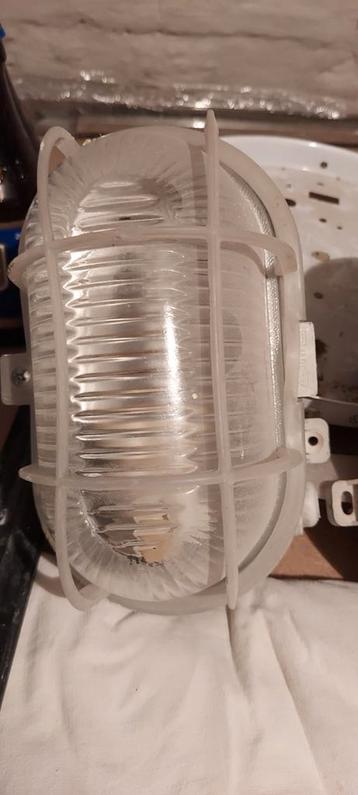 Lampe hermétique  cave garage  etc beschikbaar voor biedingen
