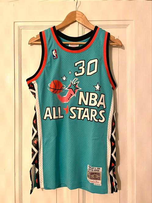 SCOTTIE PIPPEN MITCHELL & NESS NBA 96-97 | S, Sports & Fitness, Basket, Comme neuf, Vêtements, Envoi