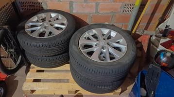 Originele lichtmetalen Toyota velgen + zomerbanden als nieuw beschikbaar voor biedingen