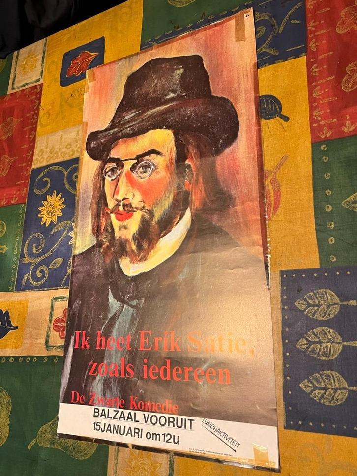 Vintage poster Ik heet Erik Santie, zoals iedereen. "De Zwar, Verzamelen, Posters, Gebruikt, Reclame, Deurposter of groter, Rechthoekig Staand