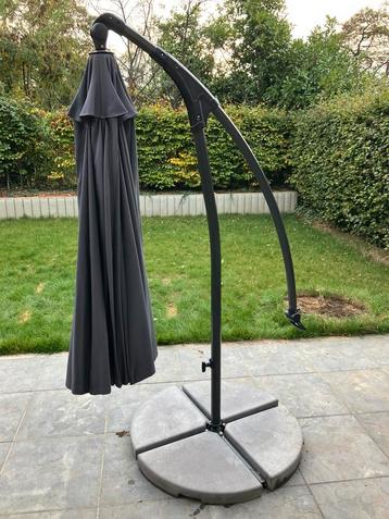 parasol met voet en betonnen gewichten beschikbaar voor biedingen