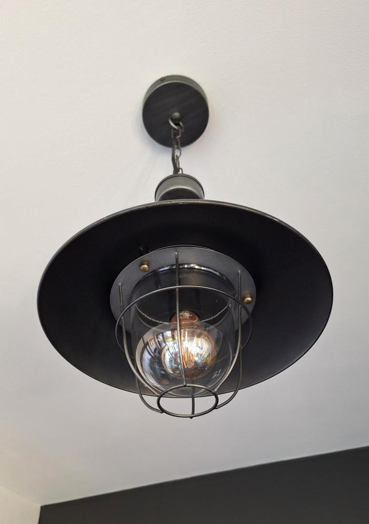 🕯️ Industriële plafondlamp van geborsteld zwart staal Nieuw, Huis en Inrichting, Lampen | Hanglampen, Zo goed als nieuw, 50 tot 75 cm