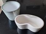 Te koop 2 aardewerk bloempotten in de kleuren wit en grijs., Enlèvement ou Envoi, Moins de 25 cm, Poterie, Comme neuf